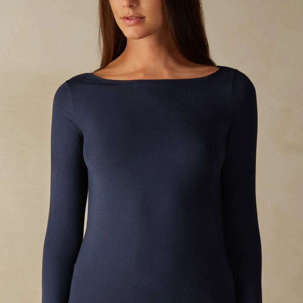 Jätte fin tröja från intimissimi i mörkblå, lite defekter på men de syns inte med tröjan på❤️. Tröjor & Koftor.