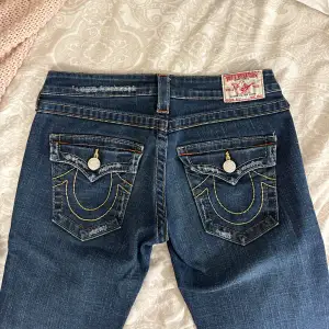 Jättefina lågmidjade raka True Religion i storlek 28, passar en storlek S, de är väldigt bra skick, från 2000-talet, jag har XS på bilden så därför lite stora på mig