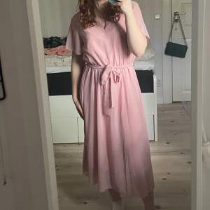Rosa långklänning med snöre i midjan🫶🏻
