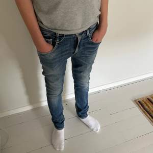 Ett par sköna replay jeans i modellen anbass | skick 9/10 | nypris ligger på ca 1600 kr | vid frågor är det bara att skriva🙌🏼