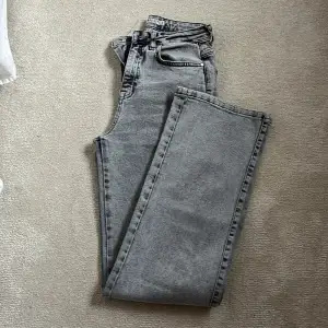 Gråa raka jeans från Madlady, jätte sköna ochs snygga med medelhög midja, säljer pgr av att dem inte kommer till användning:))