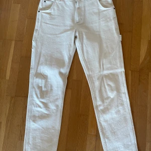 Dickies Byxor - Säljer dessa byxor då de är för små. W33/L34 Aldrig använda Modellen är lite oversize så byxorna blir inte så tajta