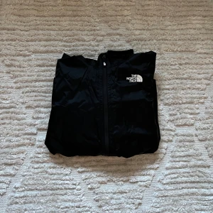 The North Face vindjacka/träningsjacka - Vindjacka från The North Face. Använd fåtal gånger och är i väldigt bra skick. Storleken är i Youth/Junior   Storlek XL/TG, motsvara ungefär 158-170.