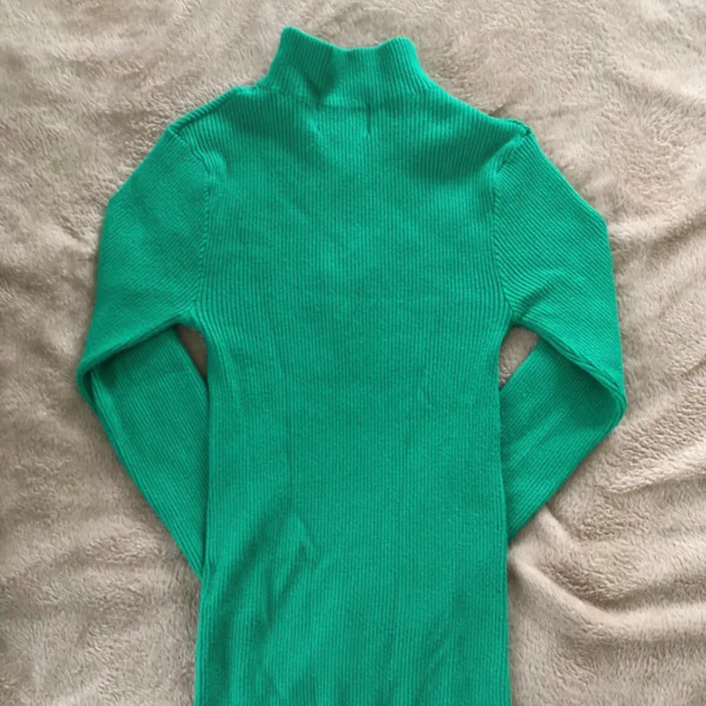 Snygg grön tröja med dragkedja framtill och lite polo. Den är ifrån Pieces🩷. Stickat.