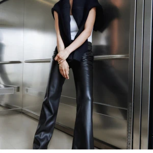 Skinnbyxor - Säljer dessa skinnbyxor ifrån bikbok då de är stora på mig, storlek 34 och är långa på mig som är 160. Använda 2-3 gånger, nyskick 