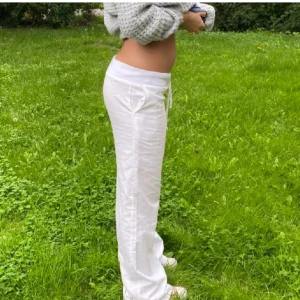 Linnebyxor  - Super fina äkta linnebyxor i low waist modell! Och i nyskick, Dem är köpta av en tjej som sydde dem själv!   Midjemått 39 och innerbenslängd 85.5💓