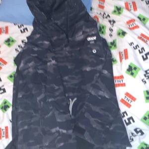 Dope jacka - Skön och snygg skidjacka bra skick  Kan skicka bättre bild vid intresse  Mvh Jonathan 