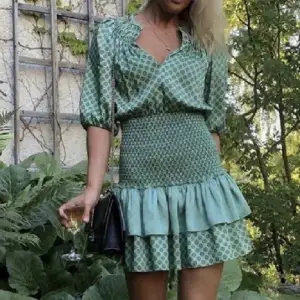 Säljer den här supersnygga gröna klänningen från Sandro i storlek 36!💓