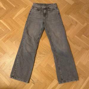 Jätte fina gråa jeans från Amisu i stl 34. Använda men i bra skick
