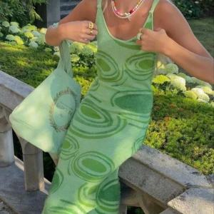 Sommarklänning - House of sunny-klänning i mycket bra skick! Köpt på Plick och bara använd två gånger ❤️ justerbara band! Lite insydd, bara så den är lite form-fitting ist för helt rak. Kan tyvärr inte garantera äktheten men ser helt äkta ut iaf! 