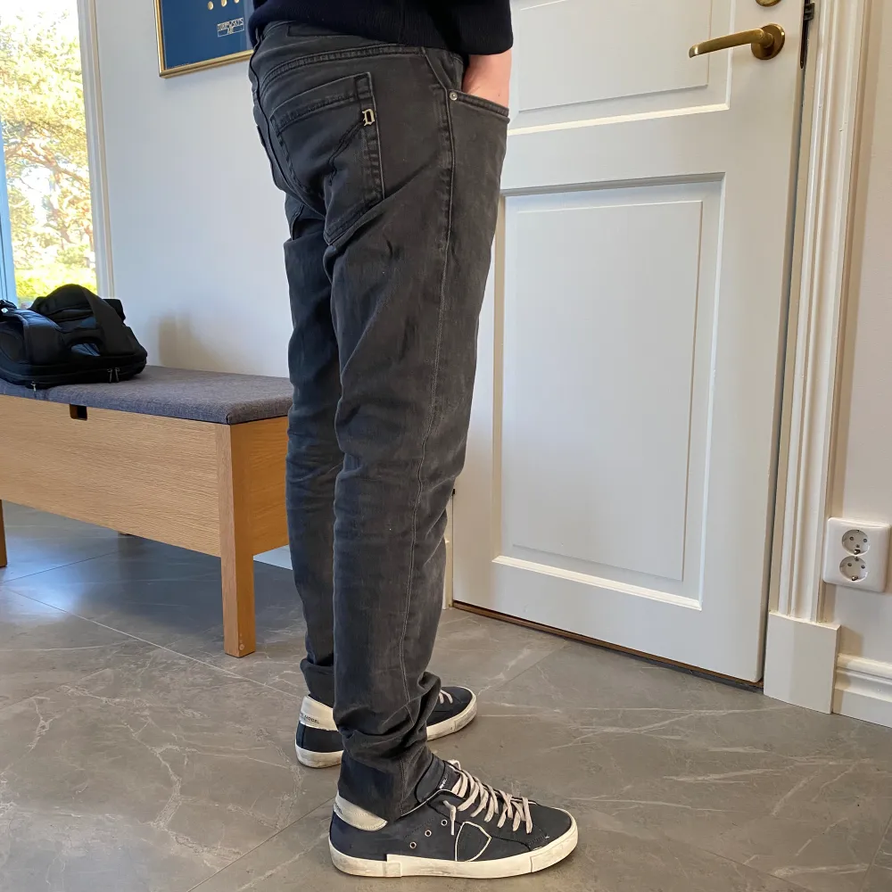 Tja säljer nu ett par dondup jeans. Modellen är George skinny fit och de är i ny skick, skriv om ni undrar någonting!👍. Jeans & Byxor.