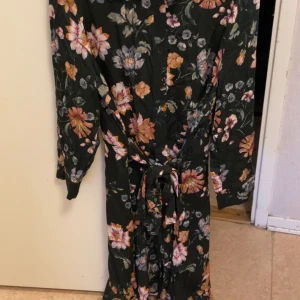 Ny blommig klänning  - Ny med etikett 