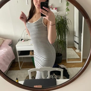 Sommarklänning - Randig klänning från hm i st S, den är ribbad och sitter fint då ränderna får kroppen att se kurvigare ut 💋 Köpt i somras men endast använd 1/2 gånger