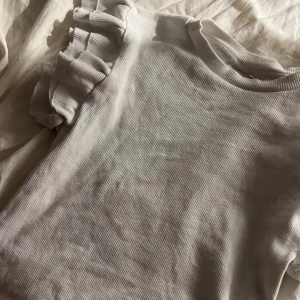 Volang ärmad vit tröja  - Bra skick. Inga defekter vad jag kan se. Storlek 146/152 men passar mig som är XS/S. Jätte fin till sommaren med nåra smycken o fixat hår 💋🍾
