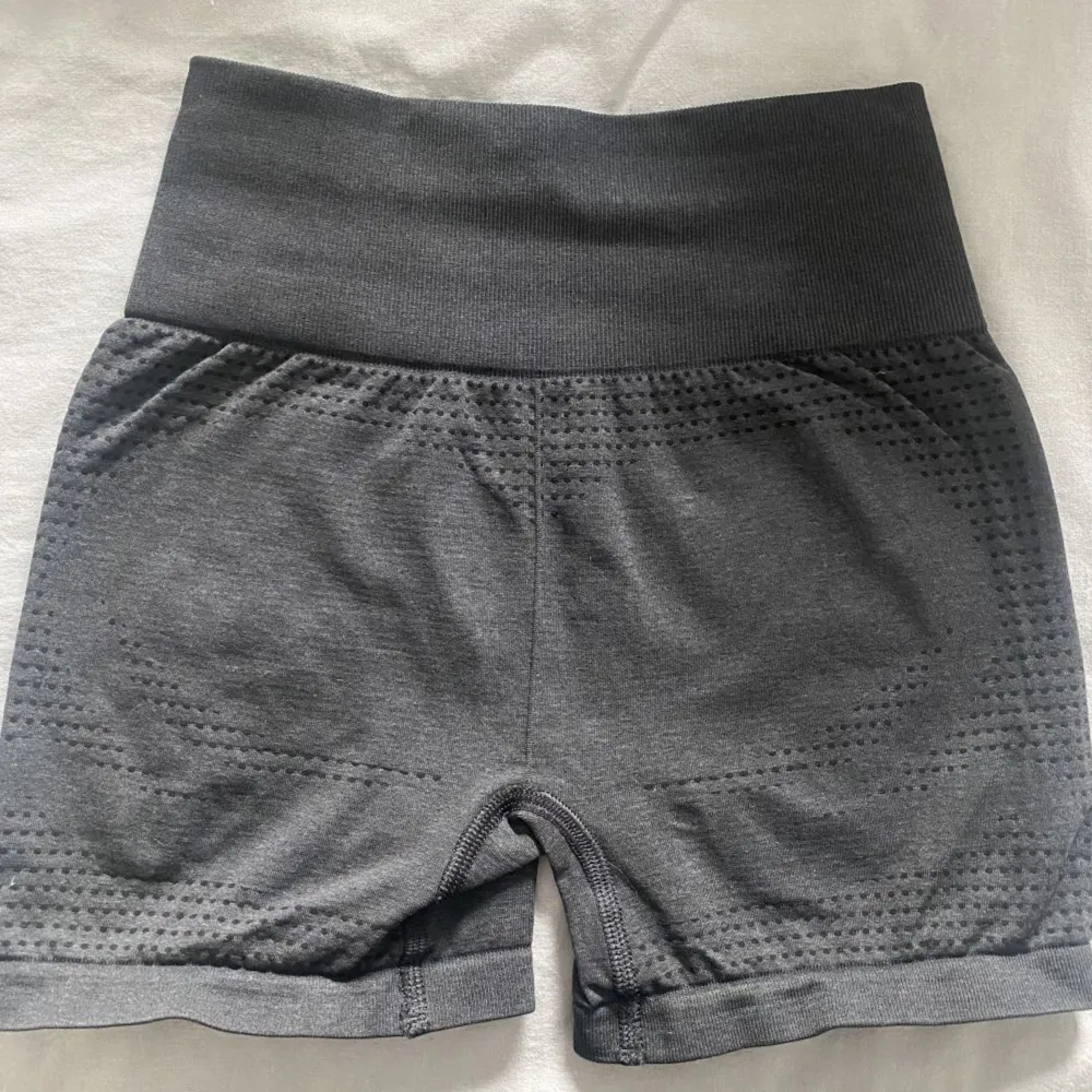 Gymshark vital seamless 2.0 shorts. Sjukt snygga och såå skönt material!🥰 Två sista bilderna är inte mina, de jag säljer är gråa!  Är använda under någon månad men har blivit för små för mig❤️. Sport & träning.