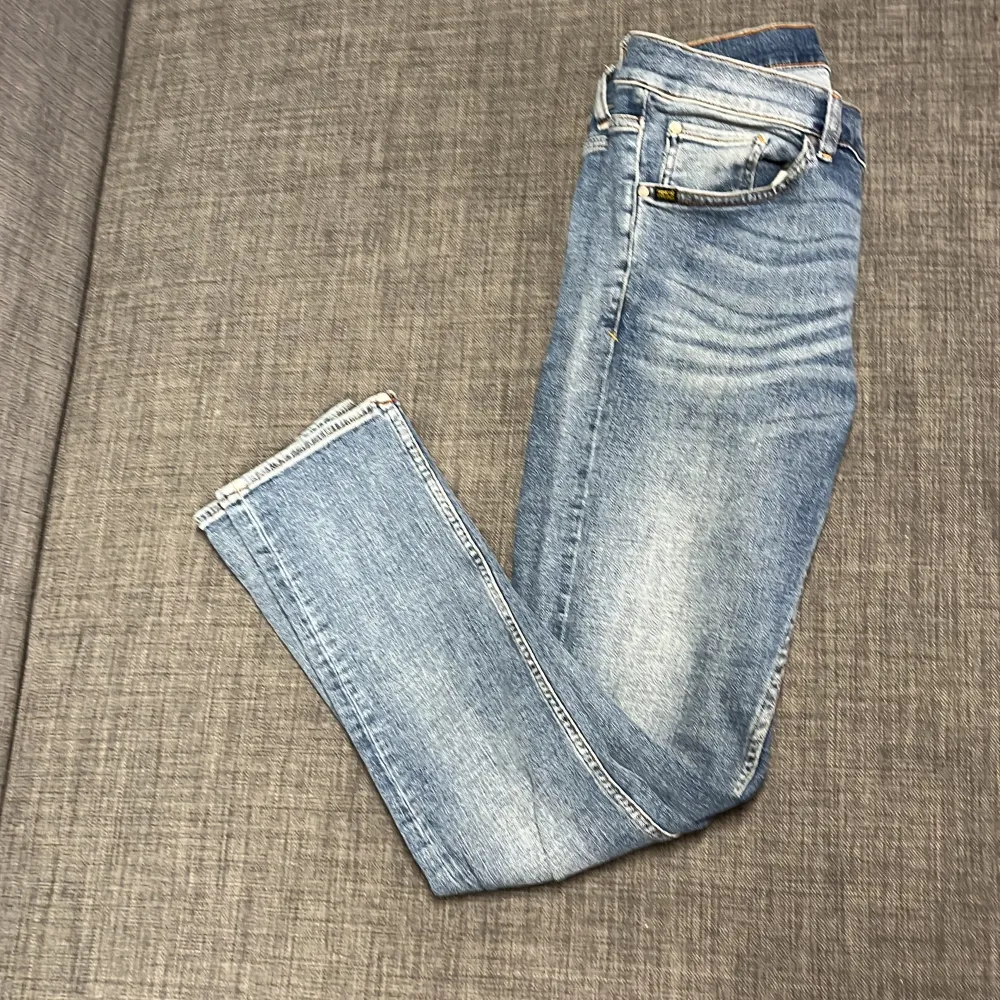 Tja, säljer dessa ljusblåa jeans från Tiger of Sweden / Modell Leon / Storlek 30/32 / Skicket är extremt bra utan några defekter / Vid eventuella frågor hör gärna av dig 🙌. Jeans & Byxor.