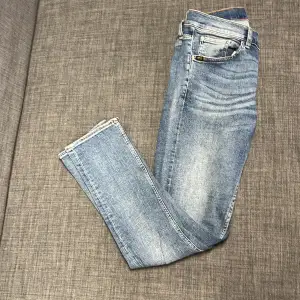 Tja, säljer dessa ljusblåa jeans från Tiger of Sweden / Modell Leon / Storlek 30/32 / Skicket är extremt bra utan några defekter / Vid eventuella frågor hör gärna av dig 🙌