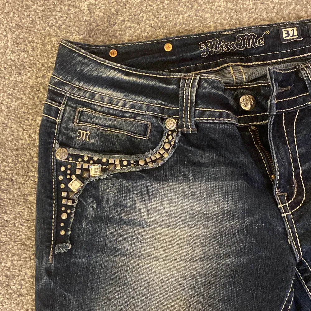 Säljer dessa superfina lågmidjade miss me jeans i mycket  bra skick💞 priset kan diskuteras. Mått: Innerbenslängden 82 cm, midjemått rakt över 40 cm🫶. Jeans & Byxor.