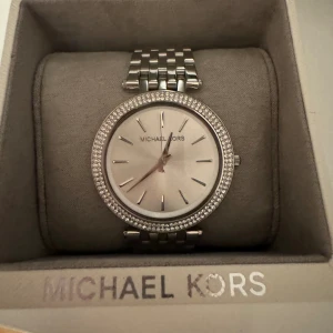 Michael Kors klocka - Nästan helt osnvänd klocka från michael kors, inget fel på den samt har originalbox, pris kan diskuteras vid snabb affär💖