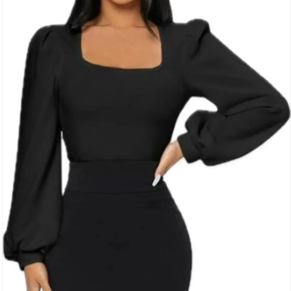 Säljer denna urläckra svarta tröjan! Väldigt elegant och bra i material, lite croppad. Axlarna är lite puffiga. Tröjan är i nyskick. Storleken är petite M men jag som vanligtvis kan bära lite gott och blandat mellan S-L tycker den passar utmärkt!🖤. Neuletakit & Villapaidat.