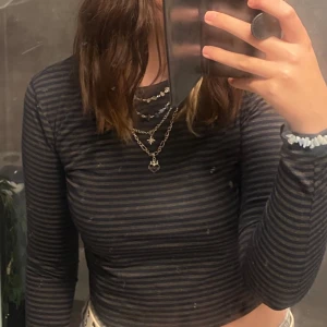 Randig tröja - En randig ganska kort tröja. Storlek S men sitter som en XS. Köpt på vinted men i bra skick och jag har inte använt den alls. Skriv privat för fler bilder. 