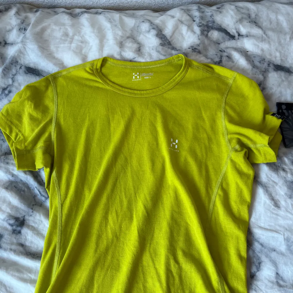Neongul/grön tshirt från Haglöfs. T-shirts.