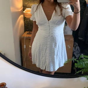 Studentklänning!🌷 - Super fin klänning från Retro & Icone i st 38! Är i nyskick❣️köpte den för 599kr och säljer nu för 450kr!🌷
