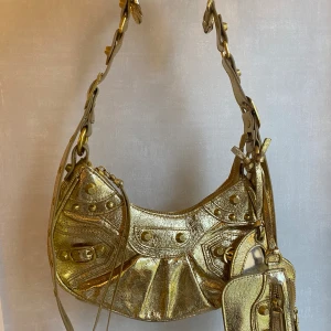 Guldig väska  - använd 3 gånger. spegel trasig