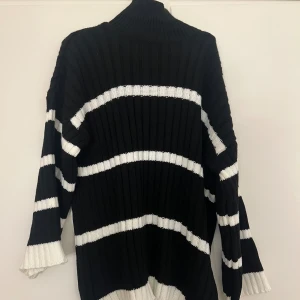 Stickad tröja - Onesize strickad tröja ca storlek L/oversized M helt oanvänd. Säljs då den var för stor för mig🥰