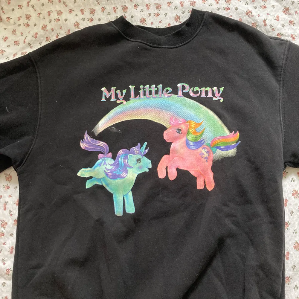 Suuupersöt My little Pony tröja💖 Köpt för nåt år sen men fortfarande i bra skick!⭐️ Inga defekter, men en liten fläck som jag såklart ser till att ta bort innan jag postar💗. Hoodies.