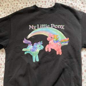 Suuupersöt My little Pony tröja💖 Köpt för nåt år sen men fortfarande i bra skick!⭐️ Inga defekter, men en liten fläck som jag såklart ser till att ta bort innan jag postar💗