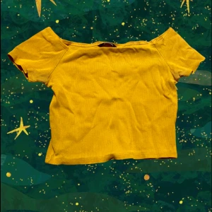 Gul crop top - Gul crop top, off shoulder, kortärmad top från monki. Perfekt till sommaren. Finns en liten fläck som syns på sista bilden
