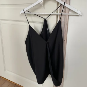 Bikbok topp - Linne från BikBok. Jättefint skick! Passar M. 