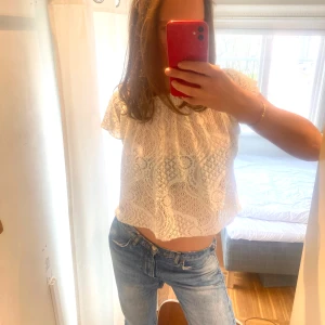 Vit topp - Fin vit spelstopp! Lagom genomskinlig. Passar mig som vanligtvis har M i kläder. Stretchig resår så skulle säga att den passar allt från XS till L. Går att ha både vanligt och off shoulder. 