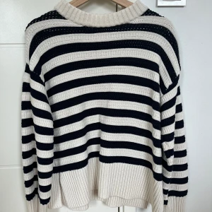 Randig stickad tröja  - Sträcken är mörk blåa, tröjan är andvänd 1 gång 