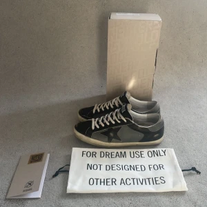 Golden goose skor - Säljer nu mina nästan helt nya och väldigt sällsynta golden goose skor, nypris ca 6000! Box - Golden goose passport - dustbag ingår! Skick 8,5/10. Hör av dig vid minsta lilla tanke!/ 439 Fashion 