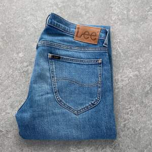 Jeans från lee. Skön ljusblå färg i modellen Daren.