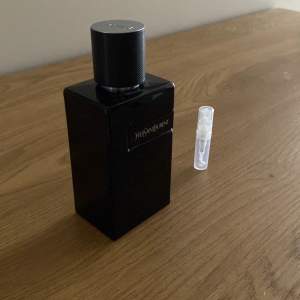 Säljer 2ml sample på YSL Y Le Parfum för bara 49kr! Det är en fräsch tvålig doft, perfekt nu inför våren och sommaren.