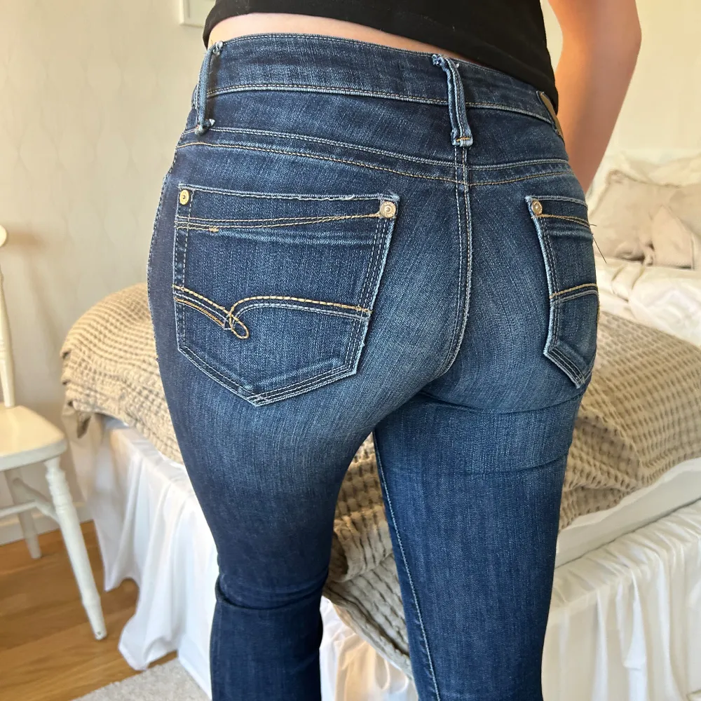Skitsnygga jeans som jag tyvärr måste sälja då dem blivit för små😫bra skick förutom slitningar längst ner vid hälen, men inget man tänker på❤️❤️bootcut!. Jeans & Byxor.