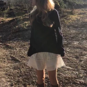 Stickad tröja - Mörk blå/ Svart-blå stickad tröja. Passar XS. Ett mindre hål i armhålan och ett litet vid kragen. Nypris 899kr 