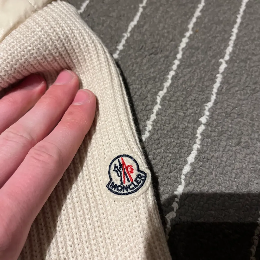 Tjena, säljer nu min otroligt fina och snygga Moncler cardigan som är otroligt fräsch till våren o sommaren, den är i rätt bra skick, sällsynt färg på denna modellen (Vit/Beige), INGA BYTEN, frågor i DM. Jackor.