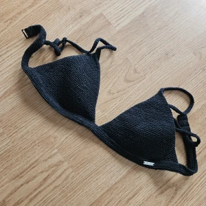 Bikini topp  - Bikini topp från aimn använd fåtal gånger väldigt fin. Storlek L. Passar även mindre byst. Jag kan ha den som är S.