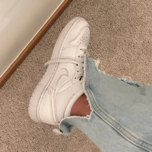 Jordan mid - Säljer dessa skorna jordans mid, har använt dem men de ser fortfarande fina ut. Har inte rengjort dom, lätt att putsa av dem lite då materialet är enkelt att rengöra.