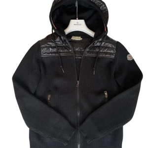 Moncler cardigan - Mycket fet cardigan. Nypris 12000kr  Mitt pris 3650 Mycket bra skick  Kan diskutera pris mycket. Självklart äkta med lapp från företag men kvittot är borta i flytten, qr kod och den andra koden fungerar vilket betyder den är äkta.