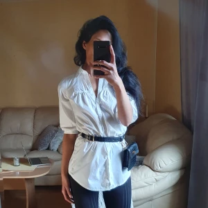 Skjorta  - Lång skjorta med 3/4 armar. Har köpt inför olika uppdrag jag gjort och har fler vita skjortor jag använder mer. 🤍🤍 • Jag är 173cm (xs) •Alltid nytvättat innan utskick.