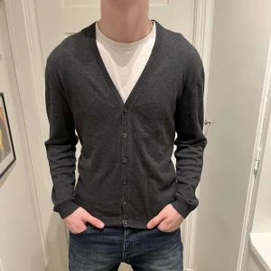 Kofta - Kofta från märket mcneal-cotton cashmere-Storlek S-killen på bilden är 182-kom dm om du har funderingar 