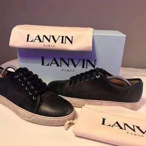 Feta marinblåa lanvin i storlek 44 med matt toe-cap. Skorna är varsamt använda och väl omhändertagna. Box, dustbag och extra skosnören medföljer  Även kvitto från mytheresa medföljer.