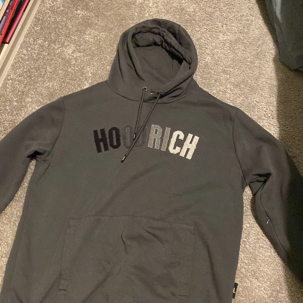 Tja säljer denna helt nya och oanvända hoodrich hoodien för ett billigare pris ny kostar ca 500 och säljer för 300 den är i toppskick. Hoodies.