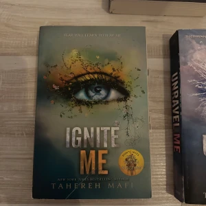 Ignite me - Ignite me i perfekt skick (bara att jag råka vika den på framsidan) säljer för 85kr Köpt för 139kr!!