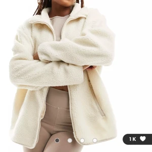 Teddy jacka  - Intresse koll på denna helt oanvända Teddy jacka/flis från asos. Den är storlek S men ganska stor i storleken säljer då den inte passar mig. Slutsåld på hemsidan därför kollar jag intresset här innan jag skickar tillbaka den💕 pris kan diskuteras!!!